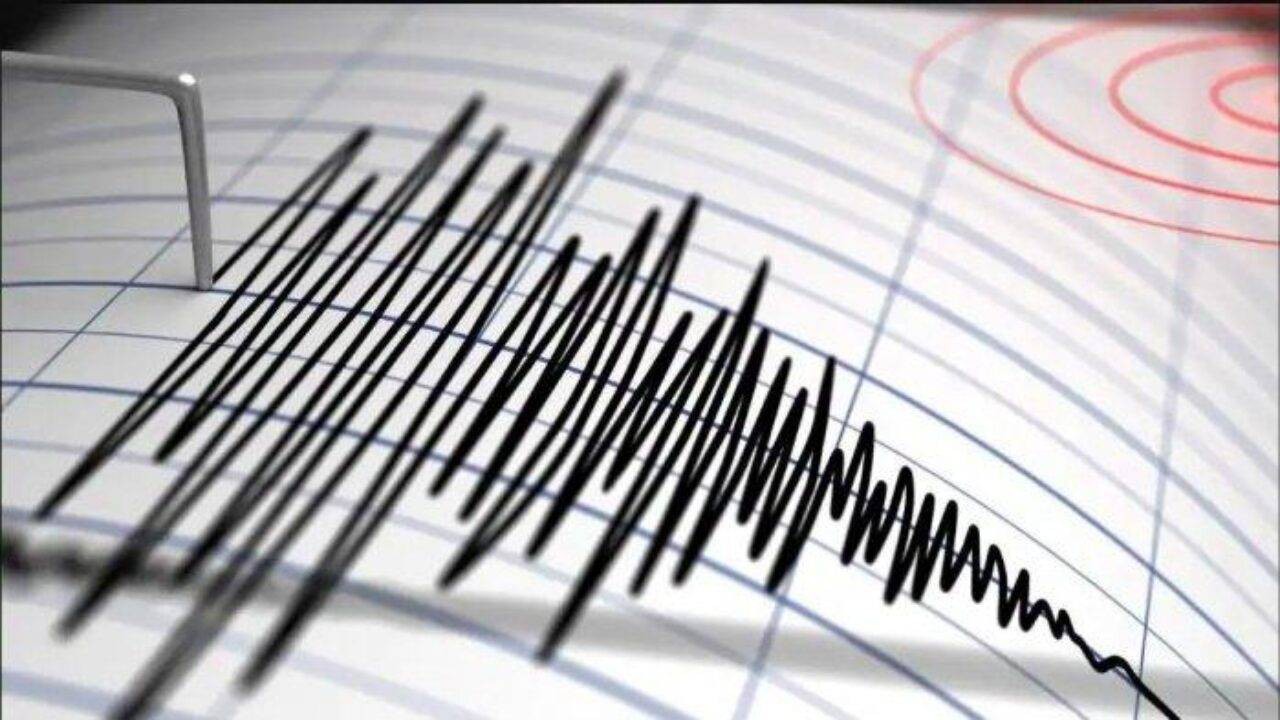 Badan Meterologi Klimatologi dan Geofisika (BMKG) melalui akun Twitternya menginformasikan episentrum gempa berada di kedalaman 10 kilometer.