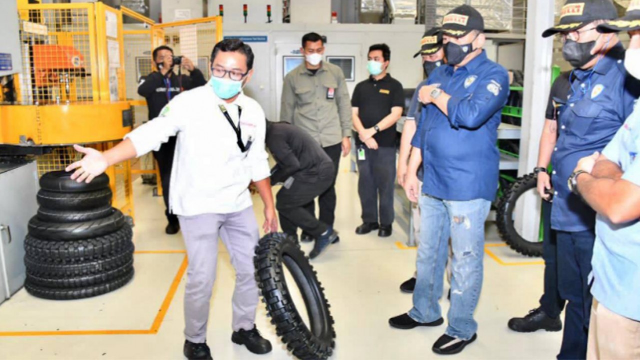 Bambang Soesatyo, Ketua MPR RI tengah mengunjungi pabrik ban Pirelli di Subang.