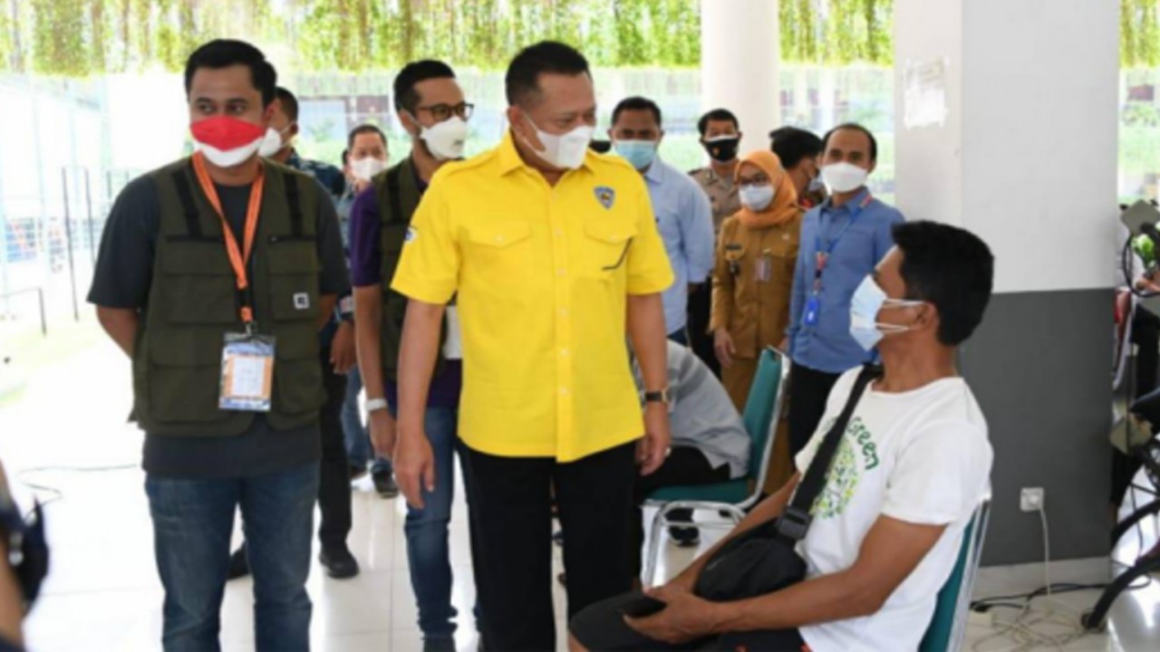 Bambang Soesatyo, Ketua MPR RI tengah melihat proses vaksinasi.