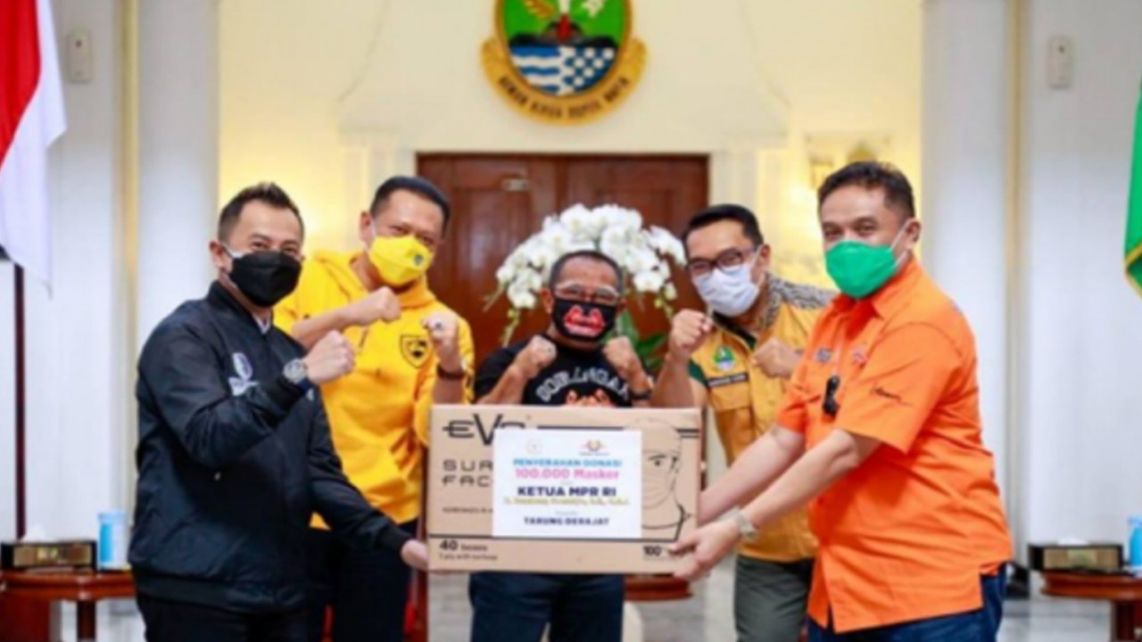 Bambang Soesatyo, Ketua MPR RI serahkan bantuan 15 ribu paket sembako dan 100 ribu masker.