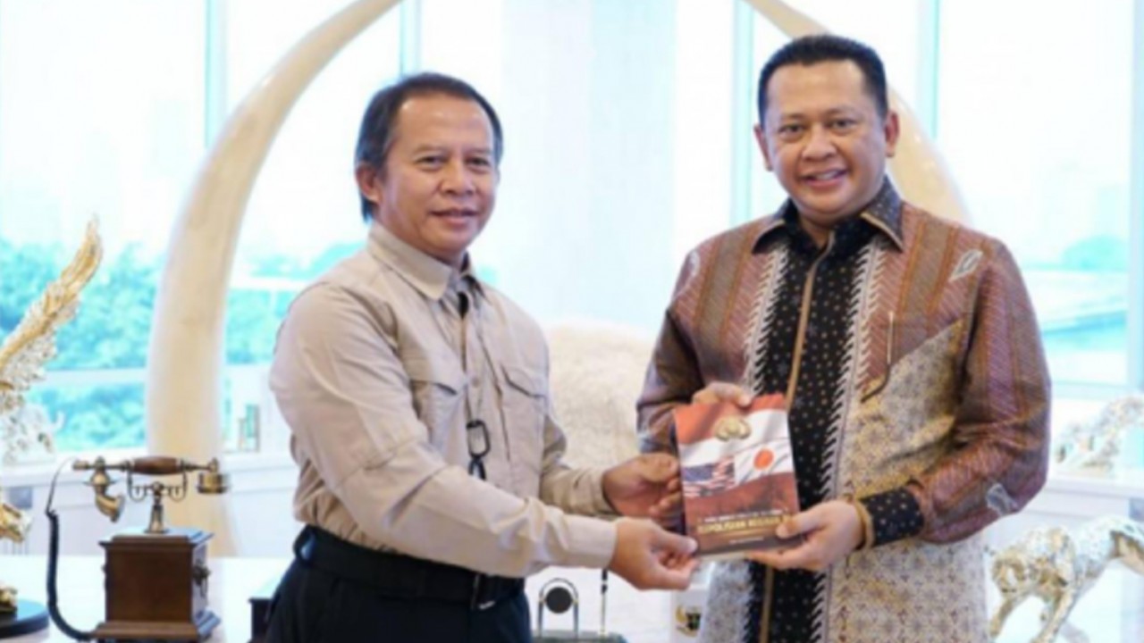 Bambang Soesatyo, Ketua MPR RI saat menerima buku Pearl Harbor Nagasaki Kepolisian Negara RI