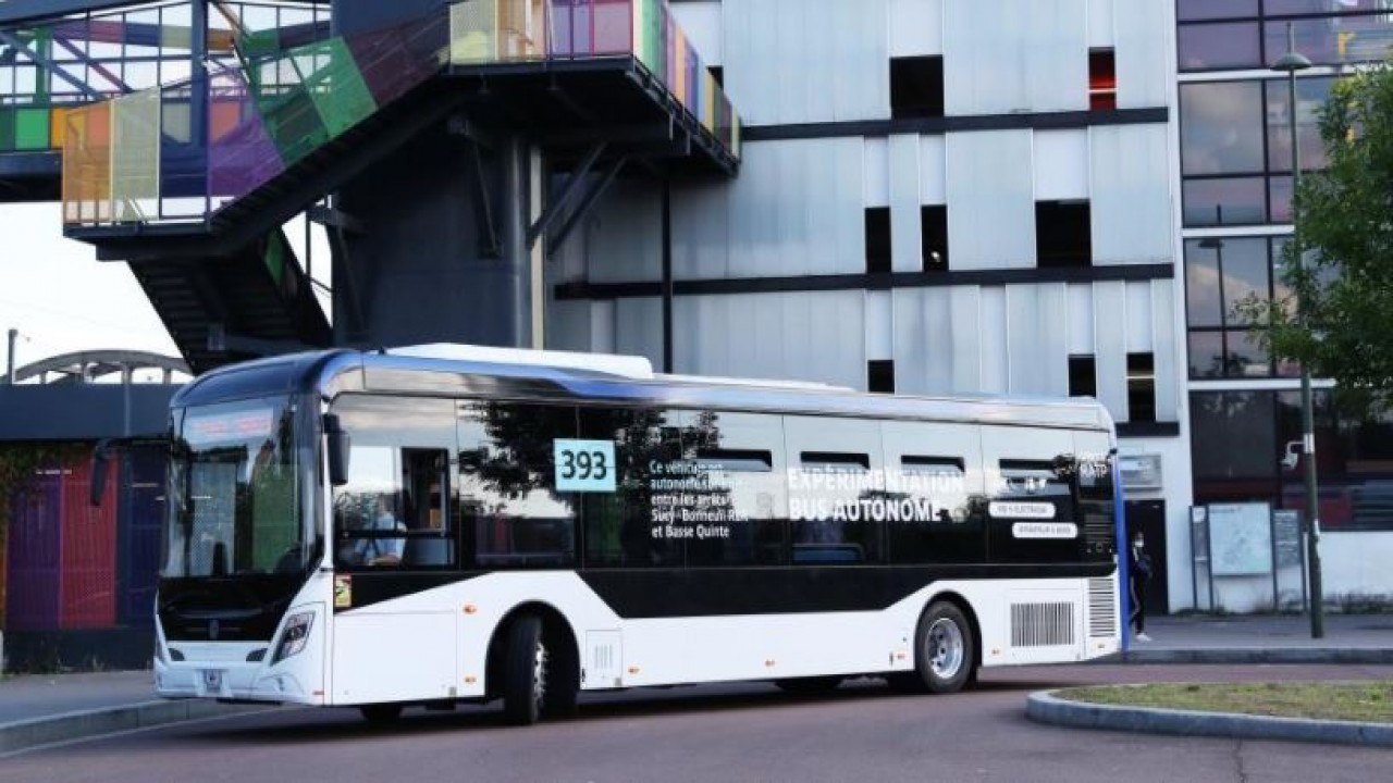 Bus otonom China menjalani uji coba di Paris, Prancis. (Xinhua)
