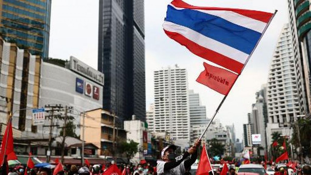 Warga Thailand menggelar aksi unjuk rasa di kota Bangkok memperingati 15 tahun kudeta militer/ist