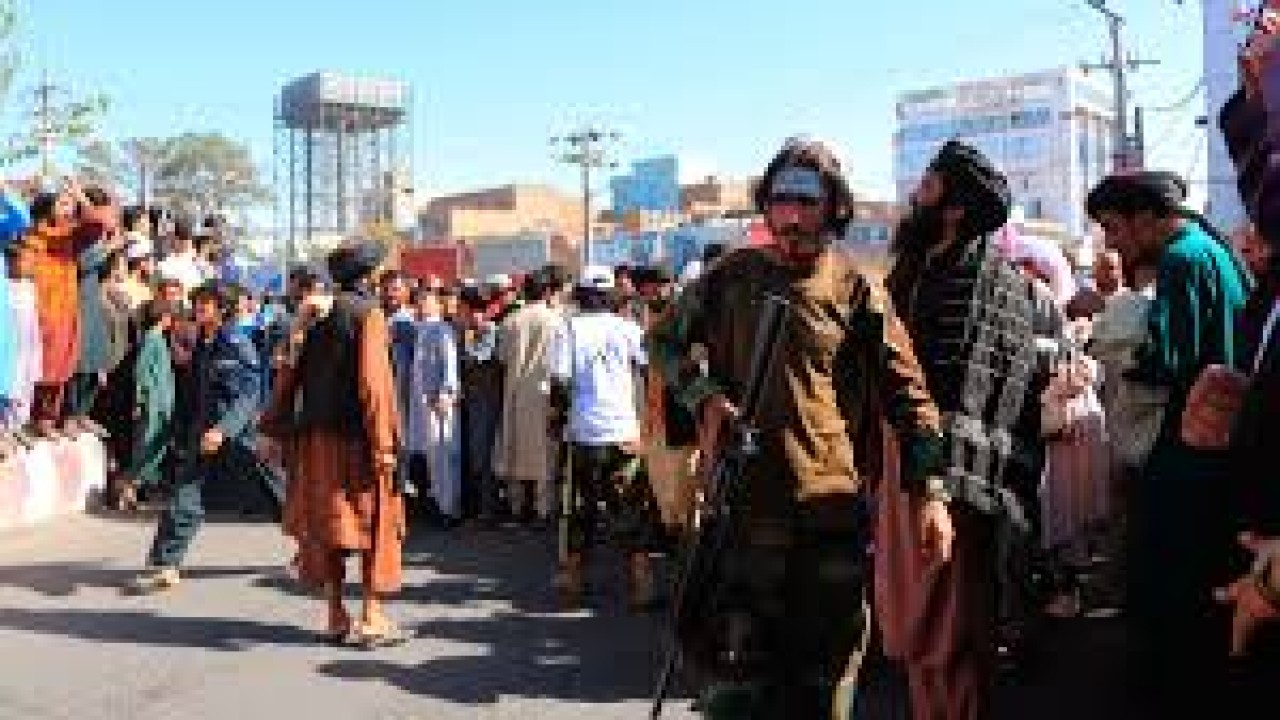Warga kota Herat, Afganistan menyaksikan mayat pelaku penculikan yang digantung Taliban pakai crane/ist