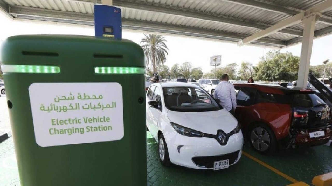 Stasiun pengisian daya kendaraan listrik. (Saudi Gazette)