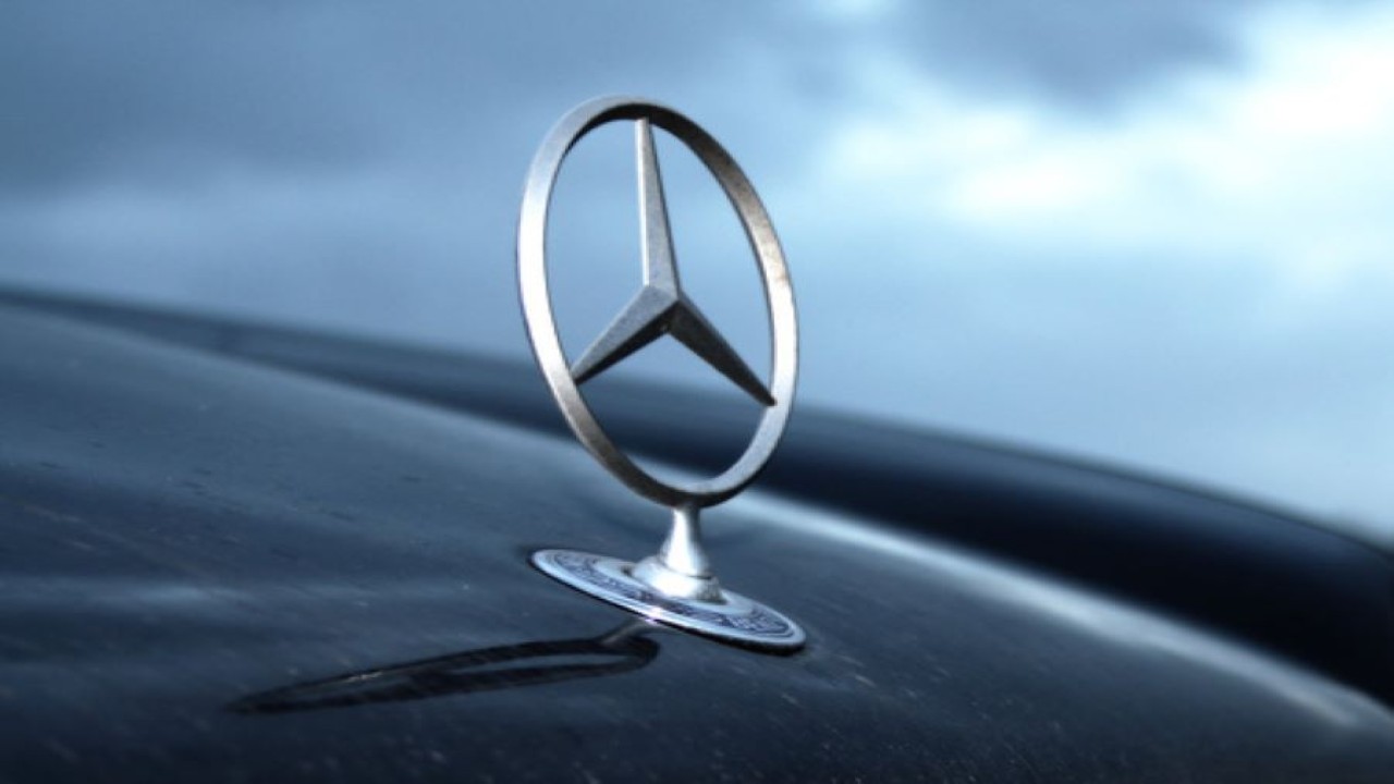 Ilustrasi mobil impor Mercedes-Benz. (Net)