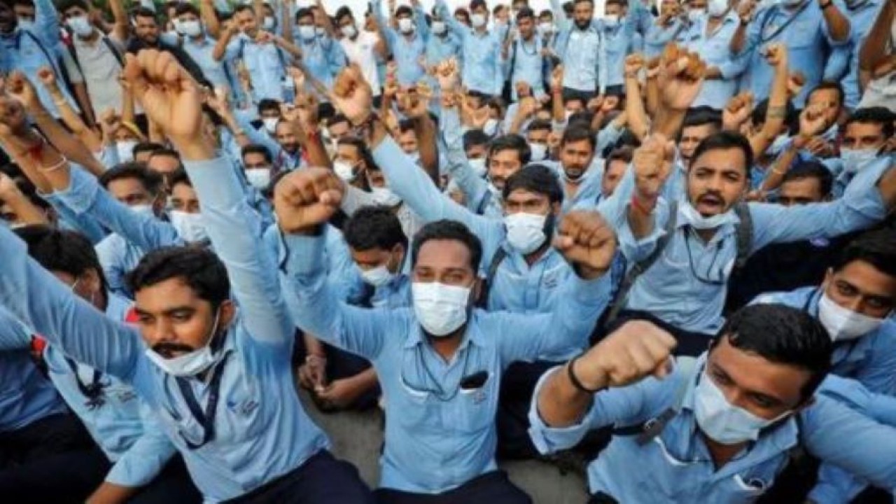 Pekerja Ford menggelar aksi protes di luar pabrik. (Hindustan Times)