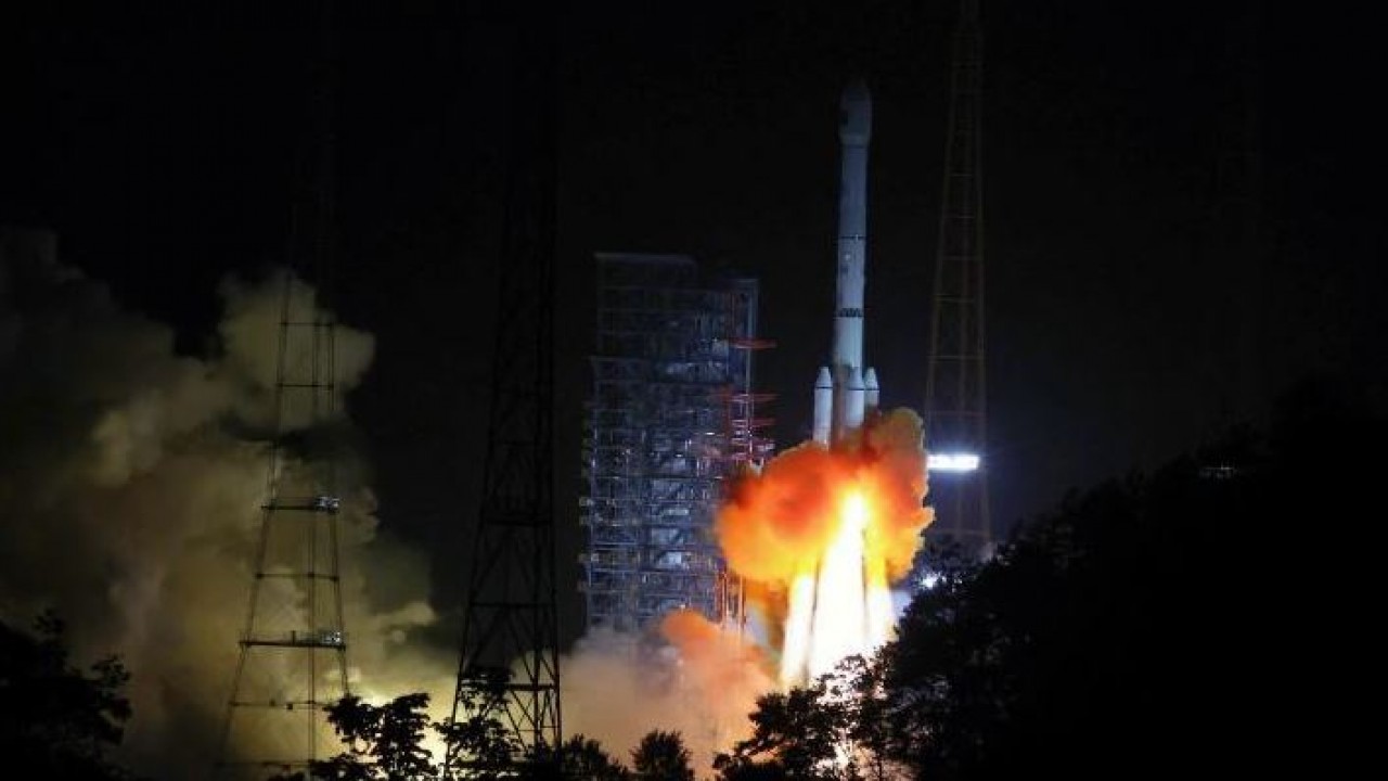 Roket pembawa Long March-3B yang membawa satelit Zhongxing-9B meluncur. (Xinhua)
