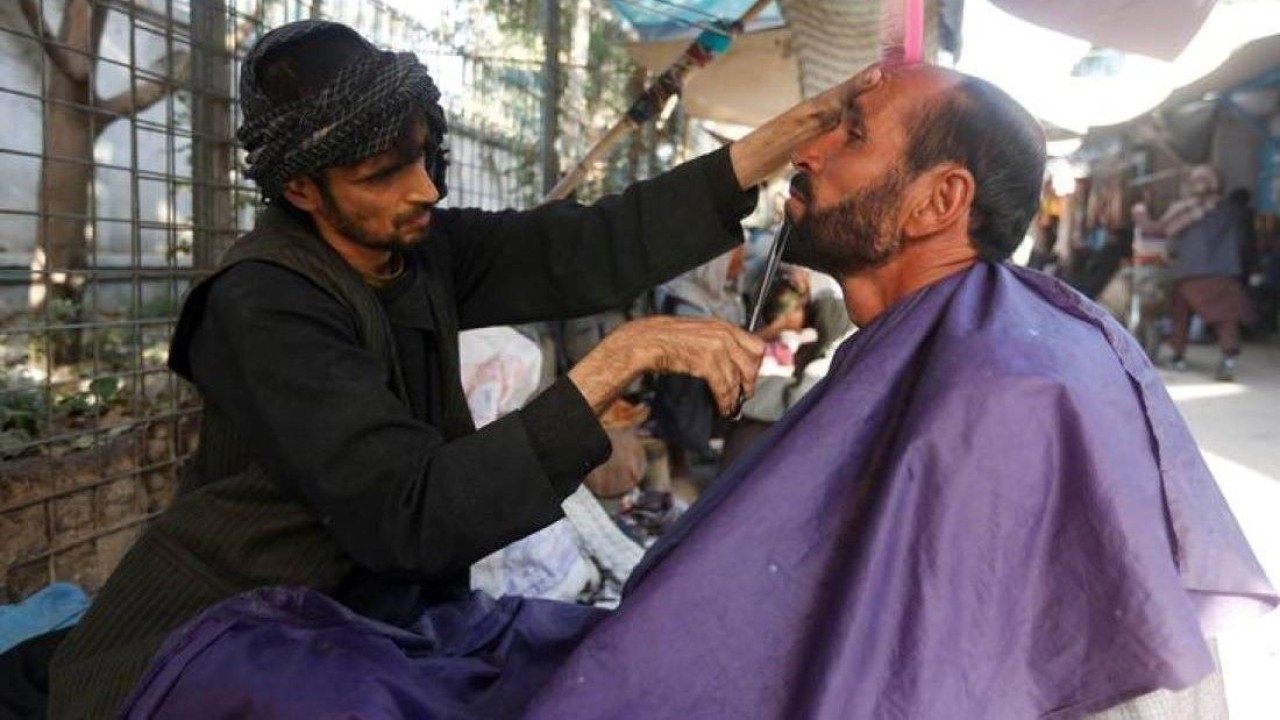 Taliban melarang tukang pangkas rambut mencukur jenggot pelanggan. (Dailytrust)