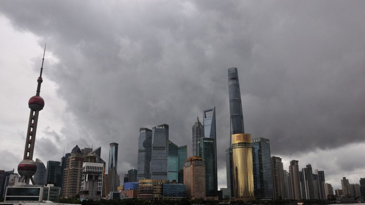Warga kota Shangai bersiap menghadapi Topan Chanthu. (Net)