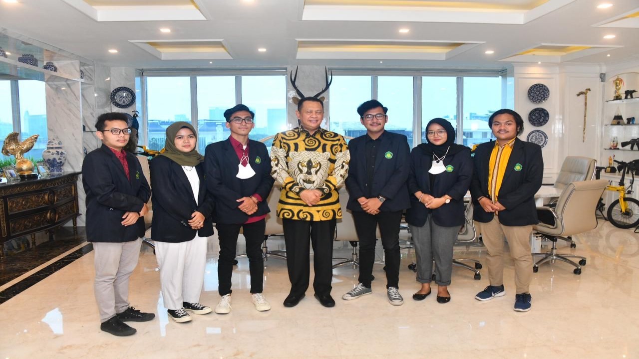 Ketua MPR RI Bambang Soesatyo dan pengurus DEMA Fakultas Syariah UIN Maulana Malik Ibrahim Malang.