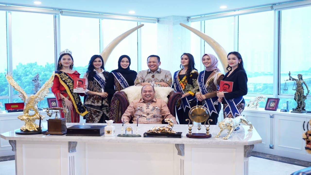 Bamsoet bersama finalis Puteri Otonomi Daerah.