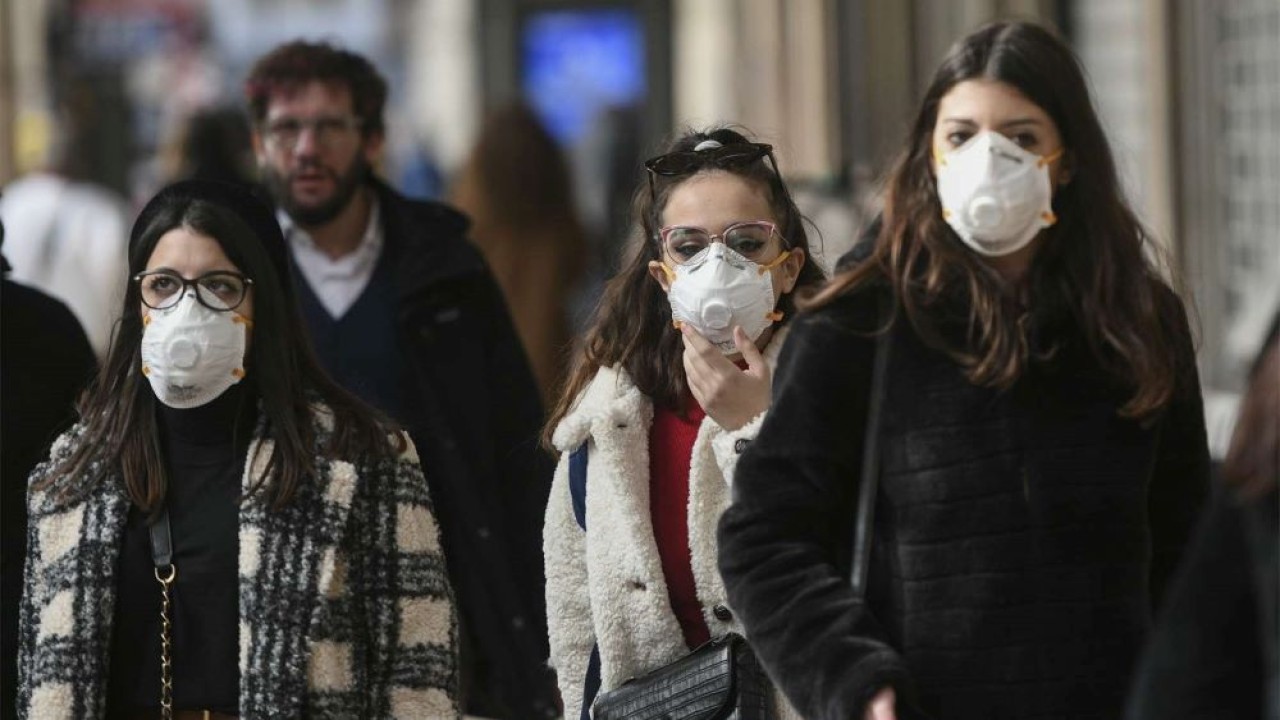 Warga diminta mengenakan masker selama pandemi Covid-19. (Britannica)