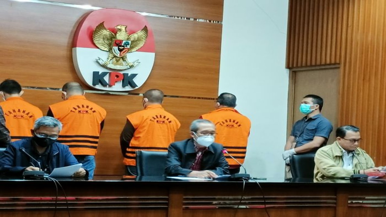 Dodi Reza Alex Noerdin bersama tiga tersangka lainnya (memakai rompi oranye)  usai diperiksa KPK/ist