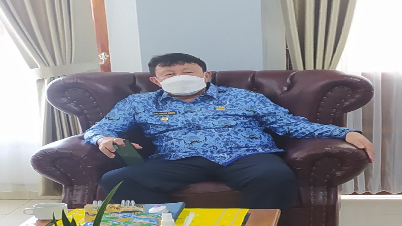 Wakil Bupati Manggarai Barat, Yulianus Weng saat berikan keterangan kepada awak media di ruangan kerjanya, Jumat (1/10/21). Foto:Paul Tengko