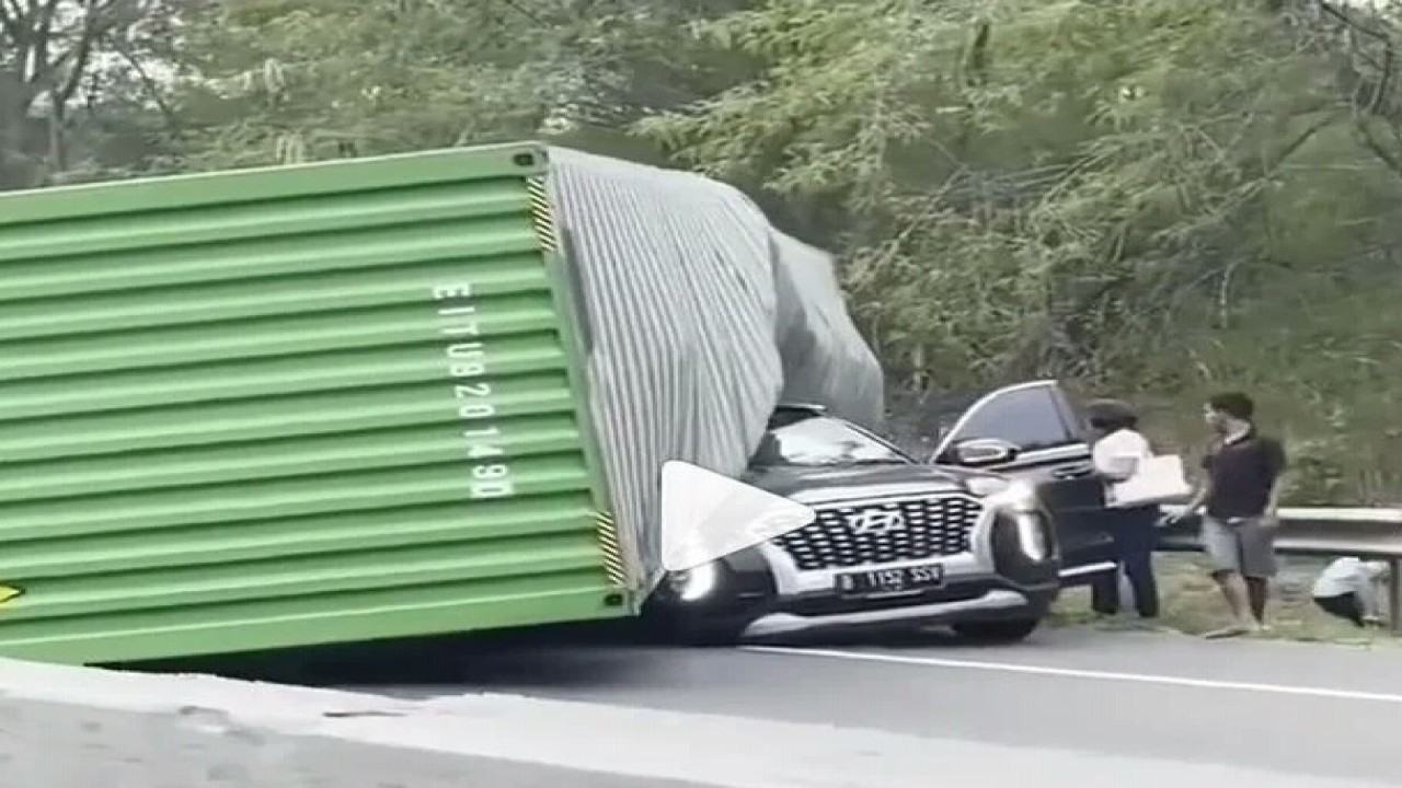 Kecelakaan SUV dengan kontainer di Tol Cipularang