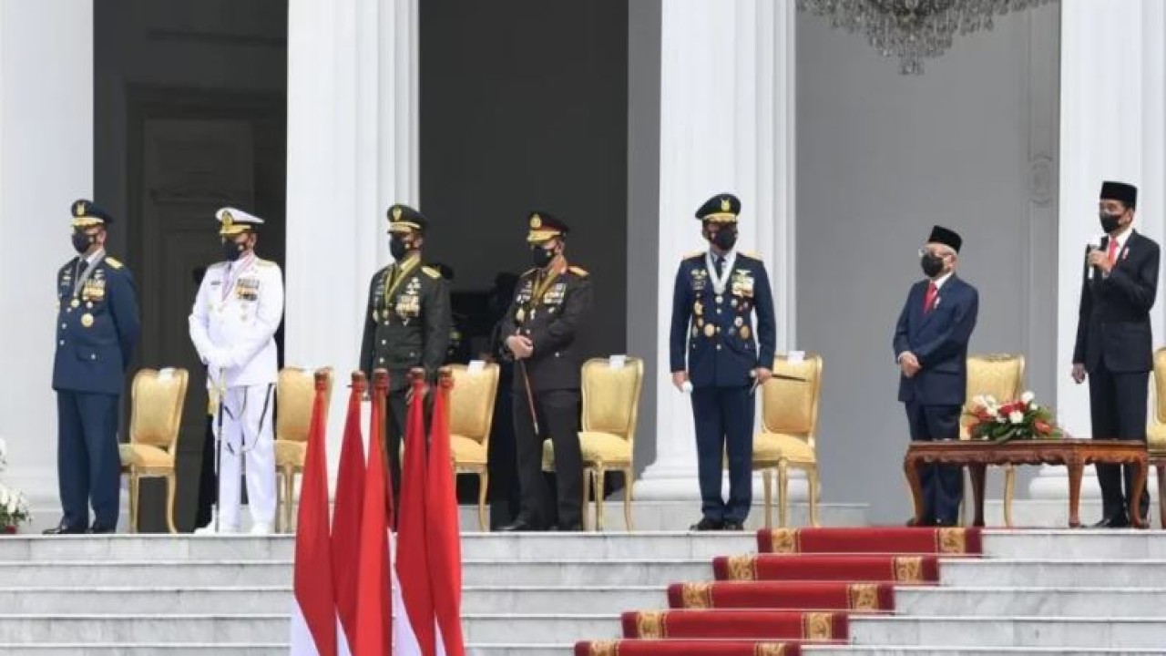Presiden Jokowi dan Wapres KH Ma'ruf Amin menghadiri upacara peringatan HUT ke-76 TNI. (DAS/BPMI Setwapres)