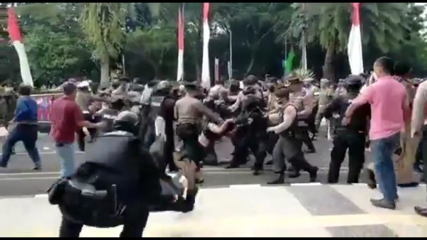 Mahasiswa dibanting polisi-1634114273