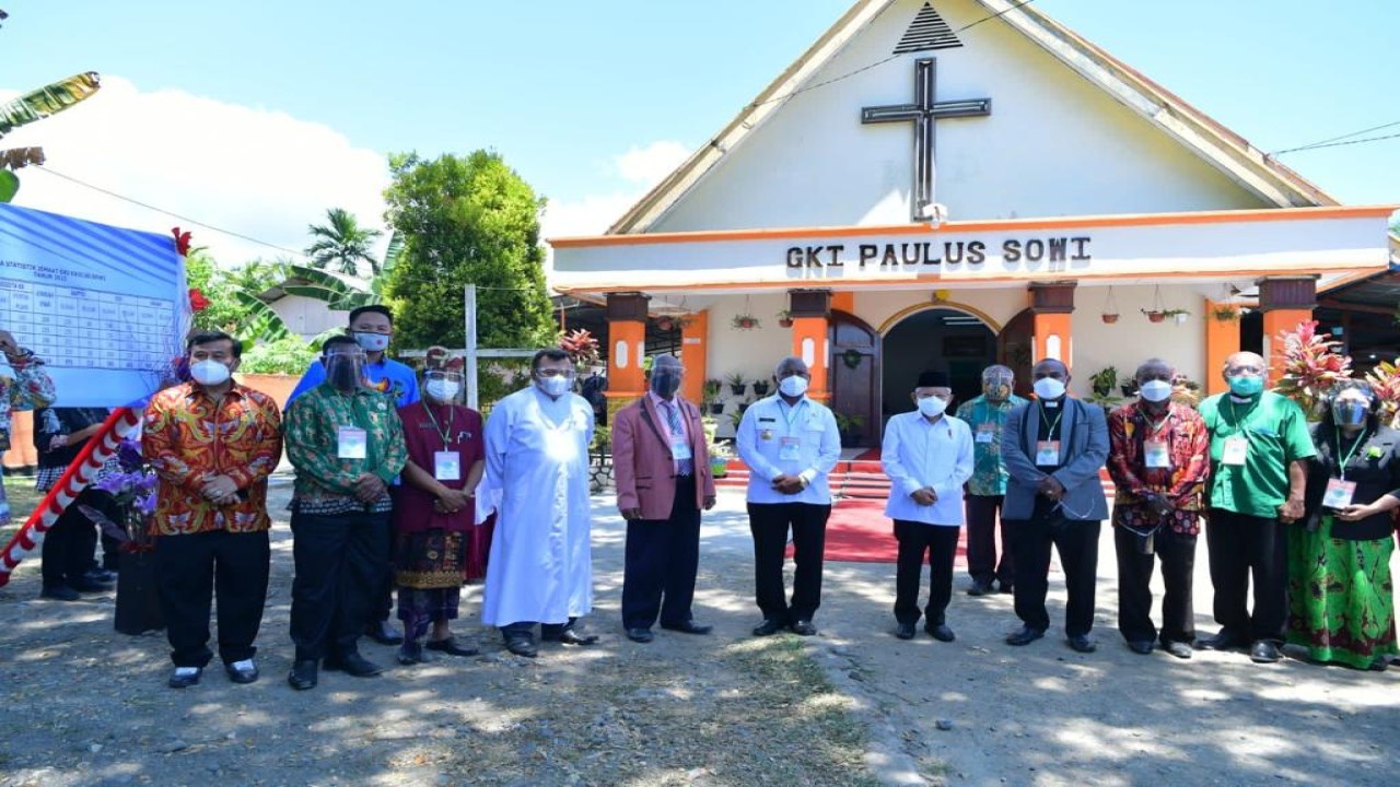 Wapres KH Ma'ruf Amin didampingi tim ahli Wapres bersama para tokoh agama dari Majelis-Majelis Agama Papua Barat. (EP-BPMI Setwapres)