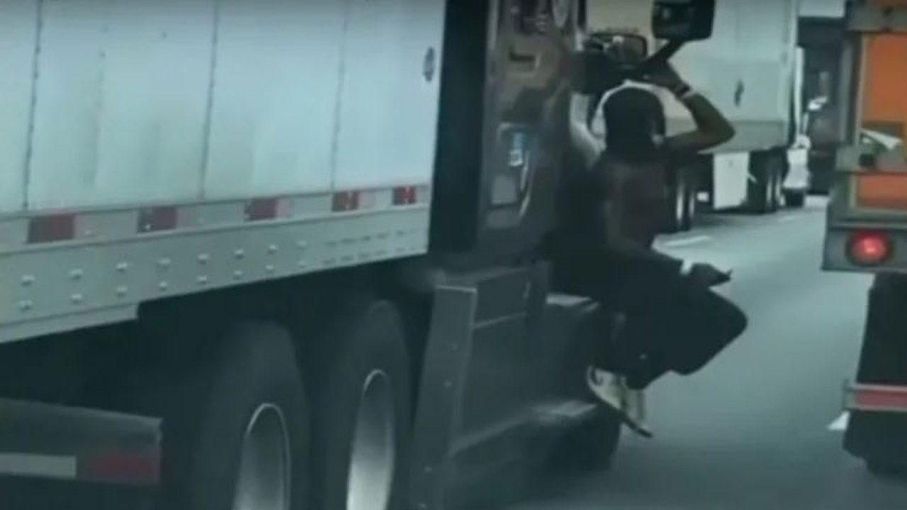 Aksi pria menantang maut di jalan tol di Atlanta, Georgia, AS. (Tangkapan layar)