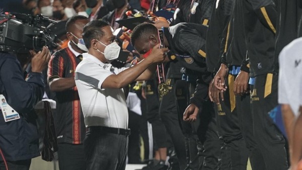 Menpora Zainudin Amali memberikan medali kepada tim sepak bola Papua-1634214976