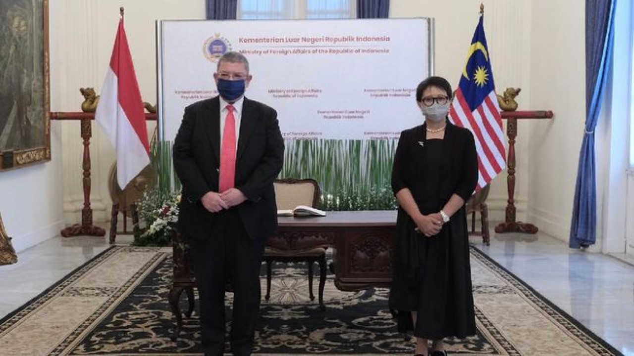 Menteri Luar Negeri Malaysia Saifuddin Abdullah (kiri) dan Menlu RI Retno Marsudi/ist
