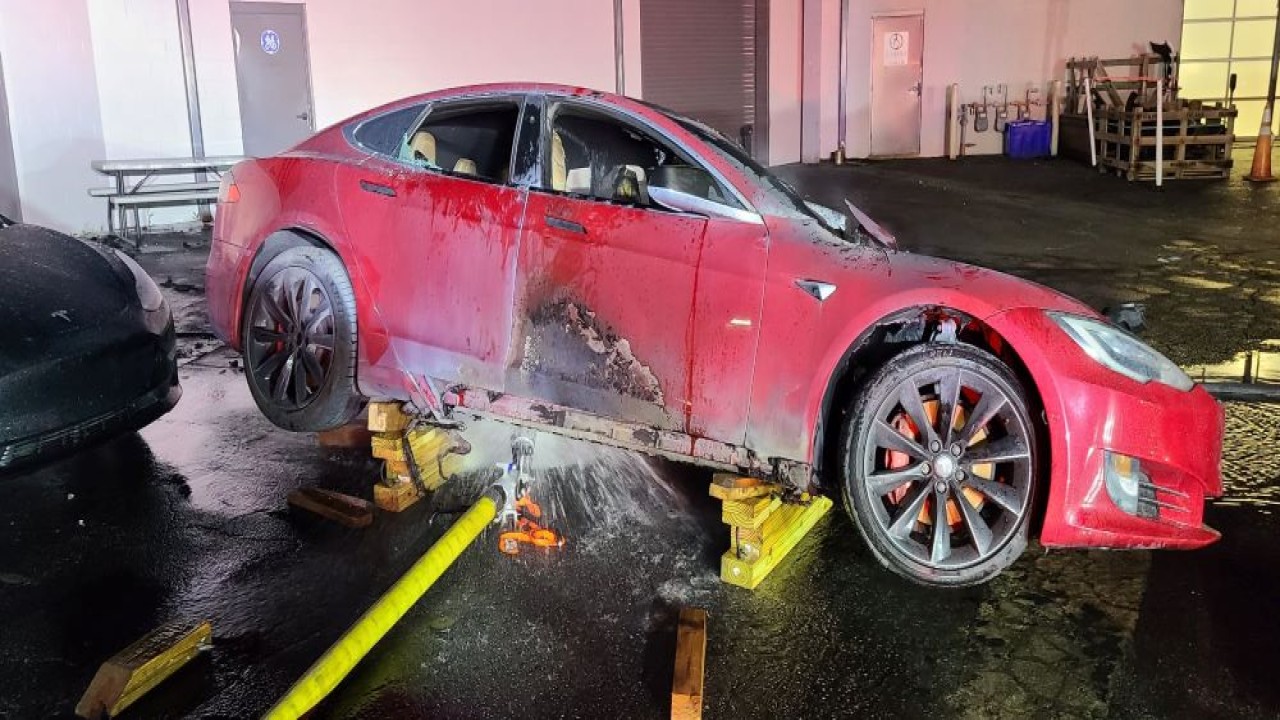 Mobil listrik Tesla Model S terbakar. (Carscoops)