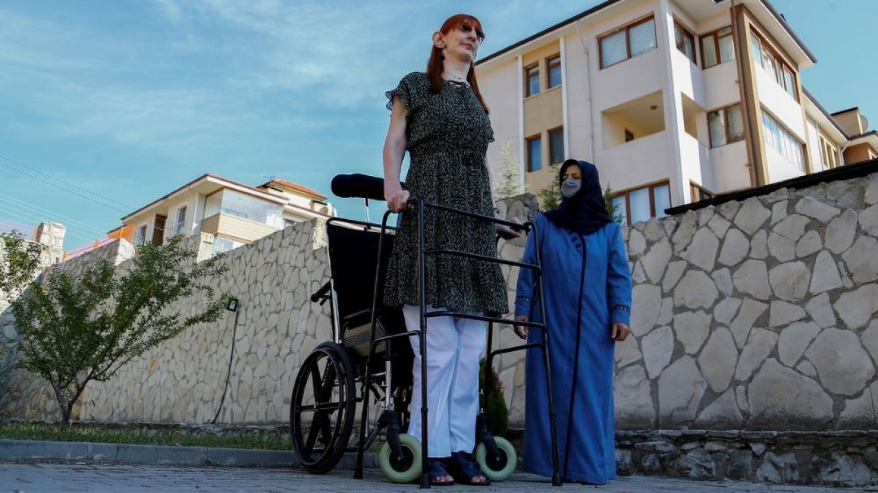 Perempuan tertinggi Rumeysa Gelgi dan ibunya Safiye. (Reuters)