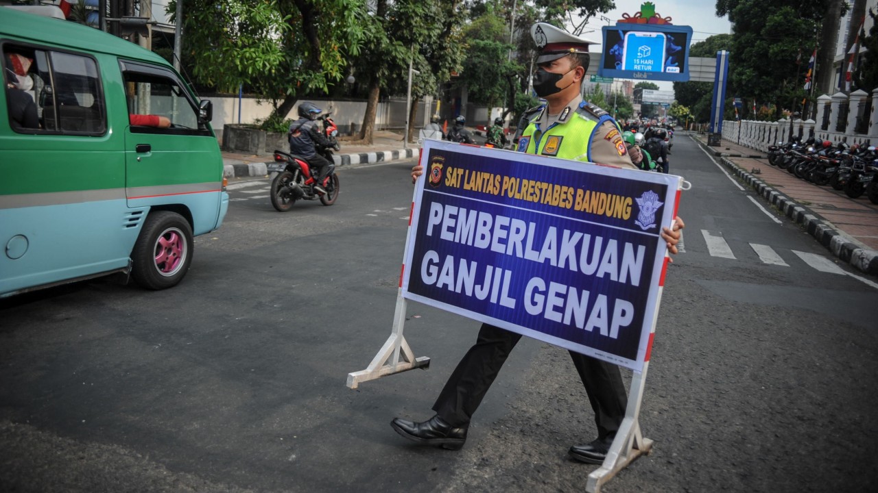 Petugas sedang memasang plakat aturan ganjil genap di Jakarta/ist