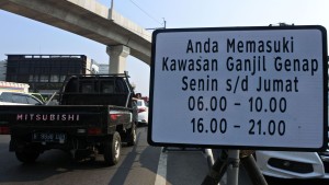 Plakat penerapan ganjil-genap di Jakarta-1634482817
