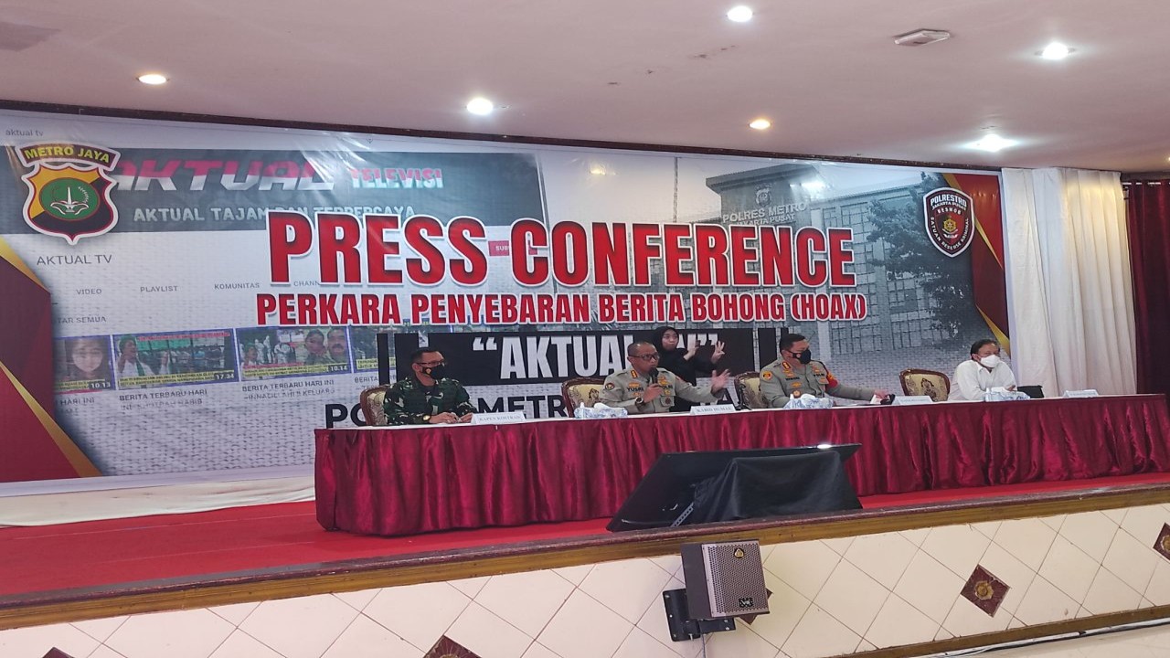 Konferensi pers penangkapan direktur TV swasta oleh Polda Metro Jaya.