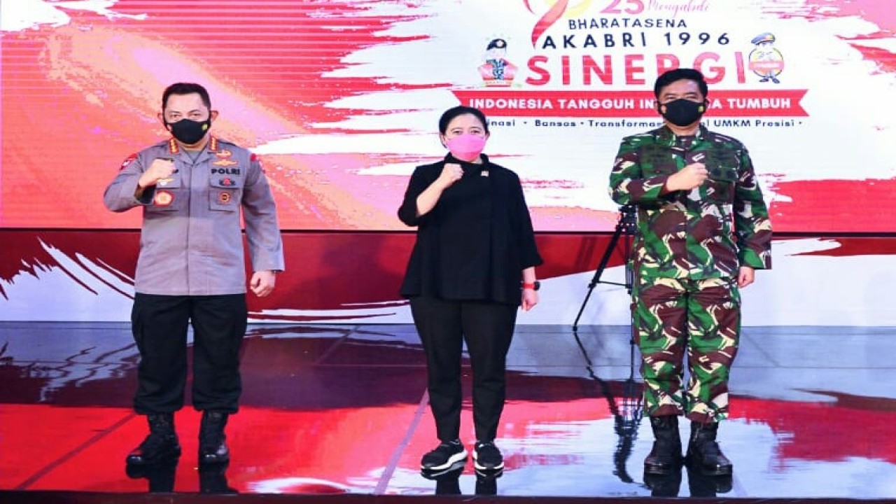 Ketua DPR RI Puan Maharani (tengah) di antara Kapolri dan Panglima TNI.