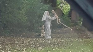 Seorang biarawati menarik dengan kerangka manusia (indozone.id)-1633329812