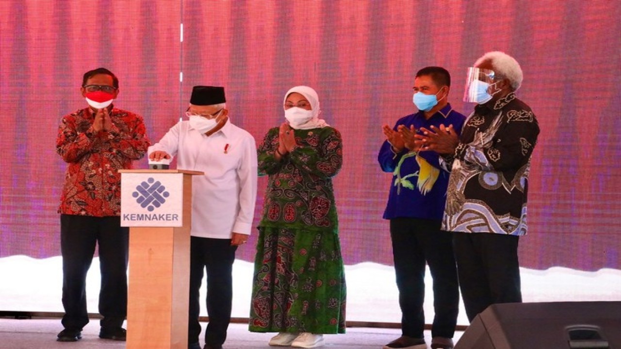 Wapres KH Ma'ruf didampingi Menaker Ida Fauziyah secara simbolis meresmikan pembangunan 21 BLK di Papua dan Papua Barat/ist