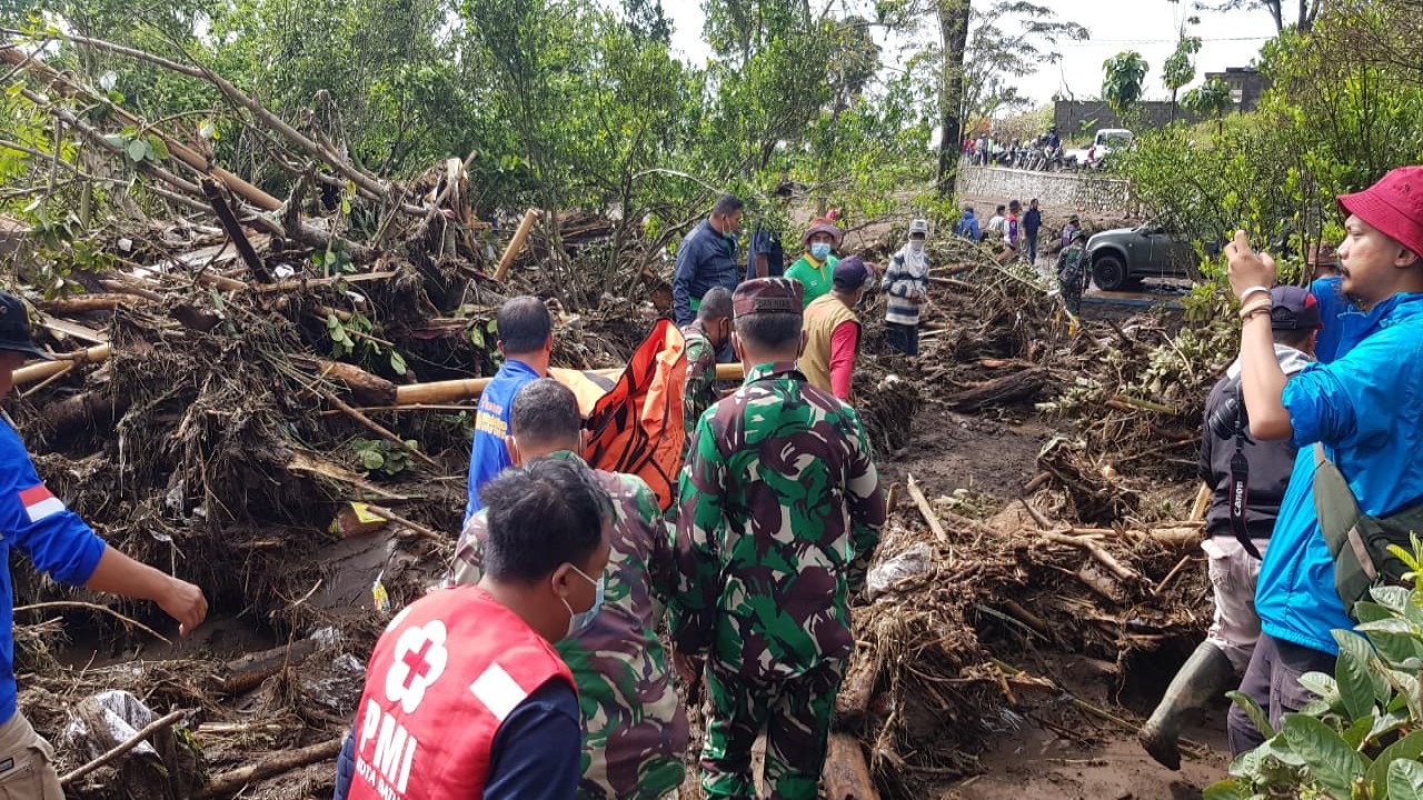 Tim melakukan upaya pencarian korban terdampak banjir bandang di Kota Batu, Jatim. Kamis (4/11/2021). (BPBD Kota Batu)