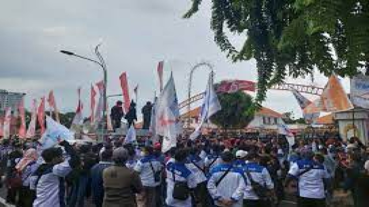 Buruh di Jatim berunjuk rasa menolak UMP 2022 yang cuma naik Rp22 ribu/ist