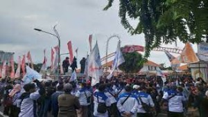 Buruh di Jatim berunjuk rasa menolak UMP 2022 yang cuma naik Rp22 ribu-1637584908