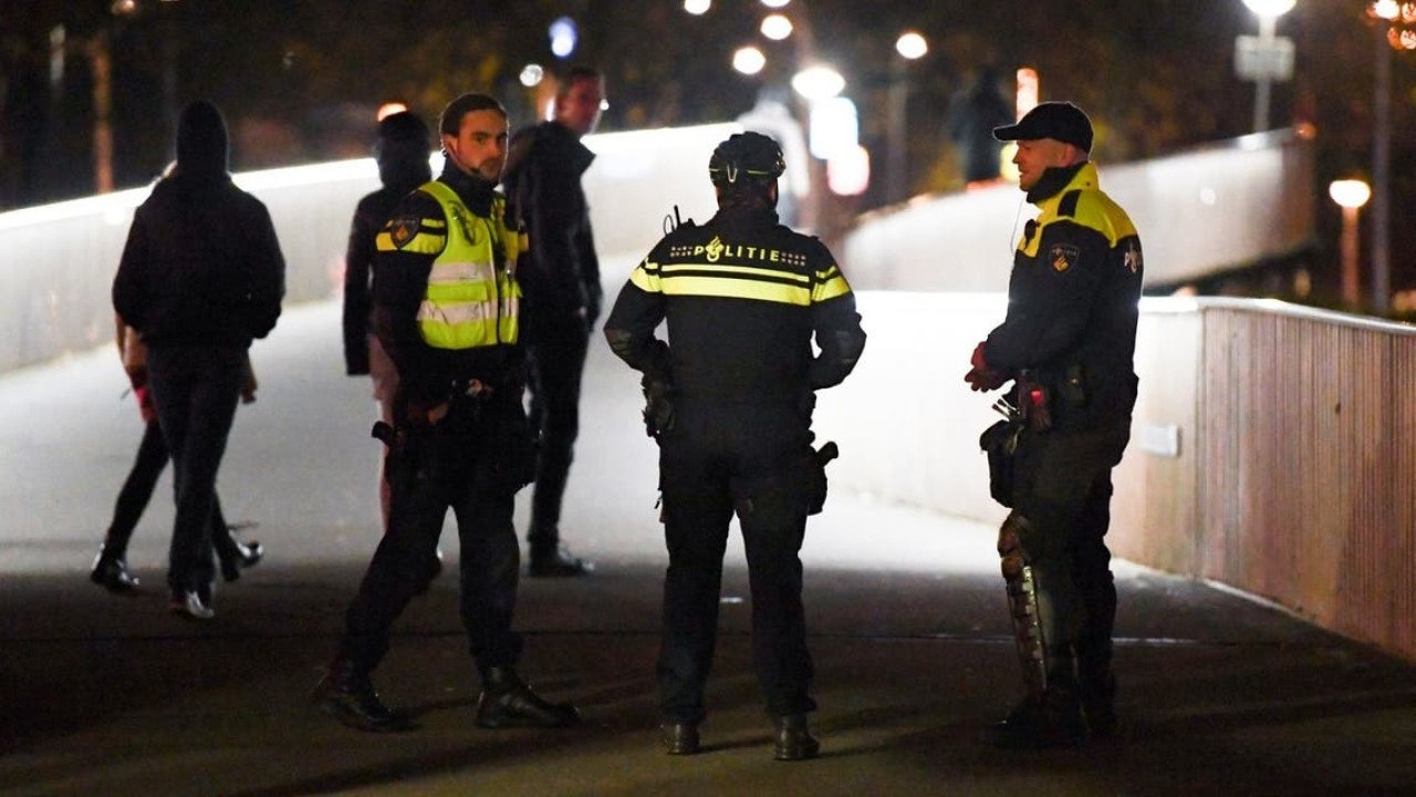 Polisi berpatroli di sekitar pusat kota Zwolle di utara Belanda, pada 22 November 2021. (AFP)