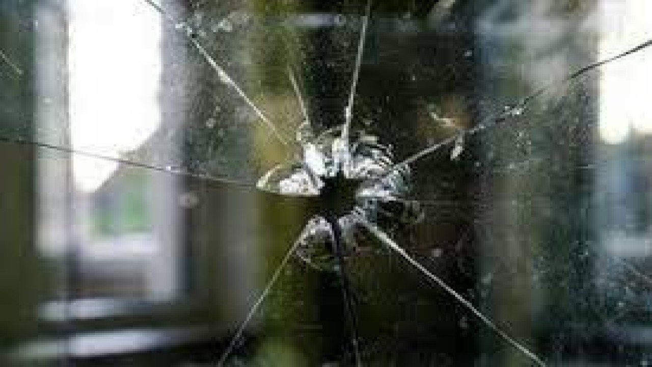 Ilustrasi peluru nyasar yang menembus kaca jendela/ist