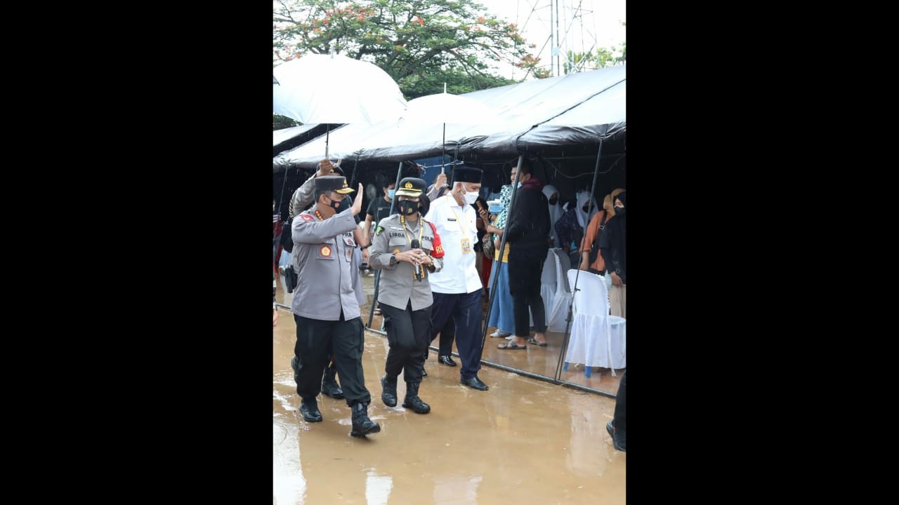 Kapolri Jenderal Listyo Sigit Prabowo saat meninjau vaksinasi di Sumbar.