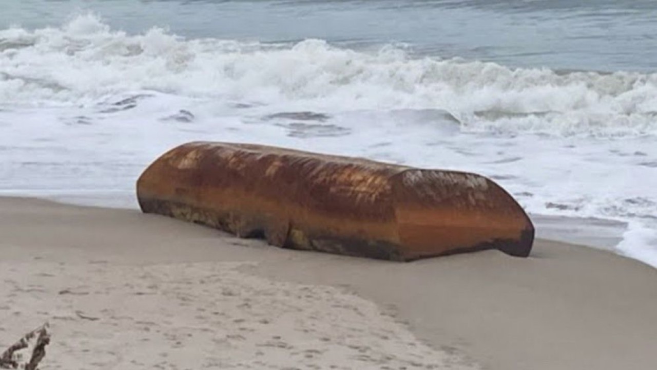 Kotak misterius terdampar di pantai Florida. (Tangkapan layar)