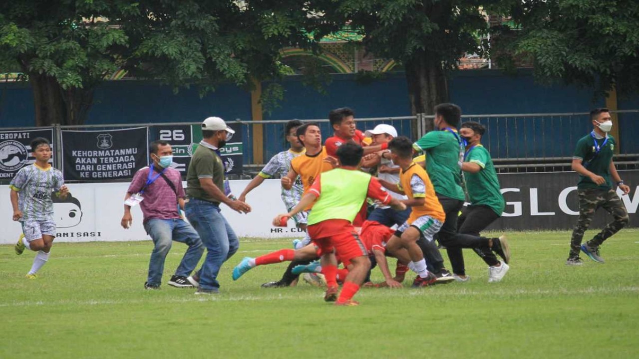 Laga Liga  3 Persekap Pasuruan vs AFA Syailendra ricuh /ist