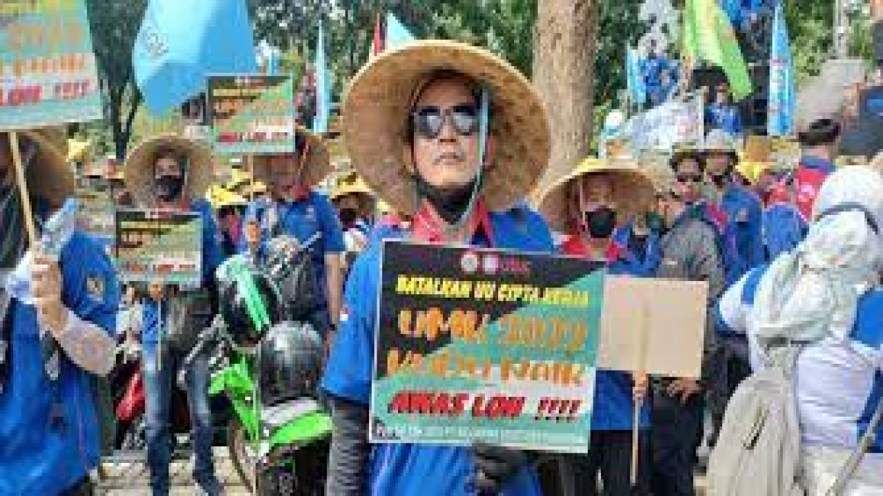 Massa buruh menggelar aksi unjuk rasa menolak kenaikan UMP 2022 DKI Jakarta di Balai Kota/ist