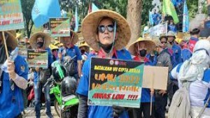 Massa buruh menggelar aksi unjuk rasa menolak kenaikan UMP 2022 DKI Jakarta di Balai Kota-1638164590