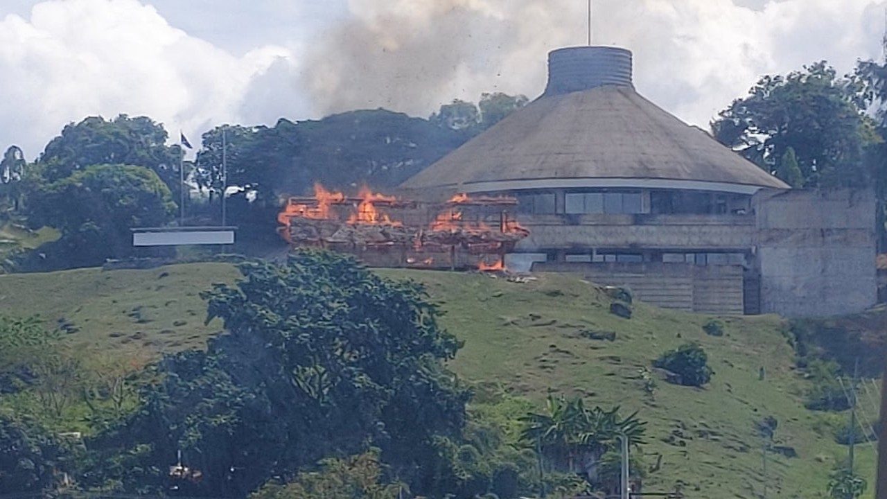 Massa membakar gedung beratap jerami di depan halaman gedung parlemen Kepulauan Solomon/ist
