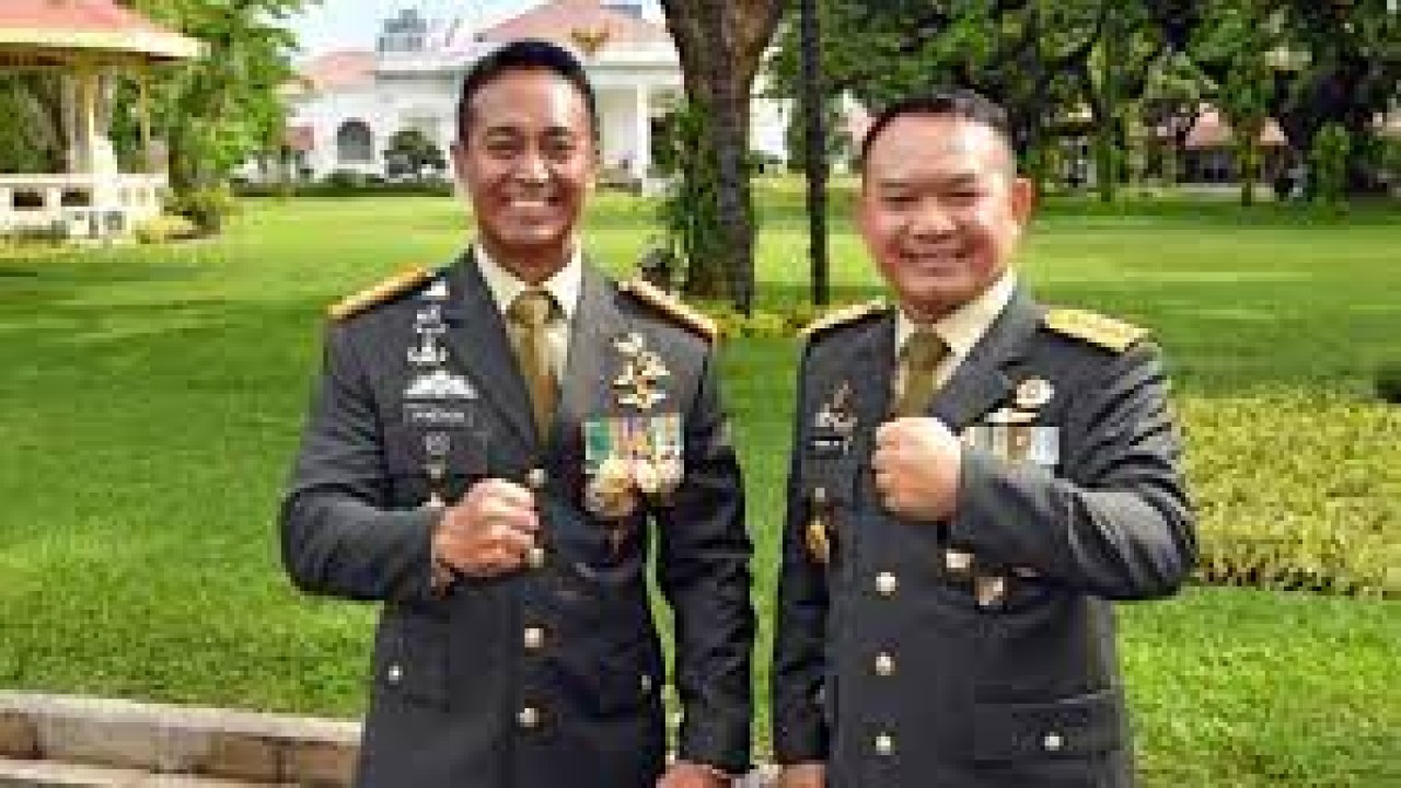 Panglima TNI Jenderal Andika Perkasa (kiri) dan KSAD Jenderal Dudung Abdurachman. (Foto: Agus Suparto/Biro Setpres))