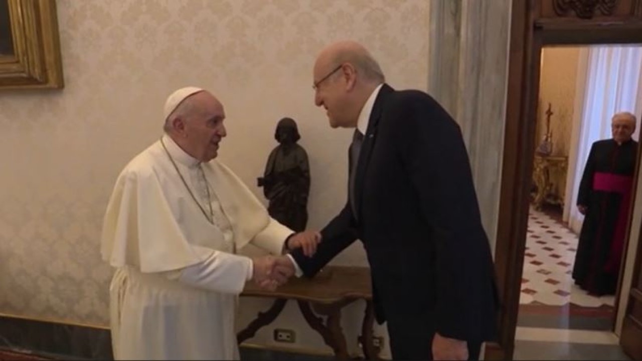 Paus Fransiskus dan PM Lebanon Najib Mikati.