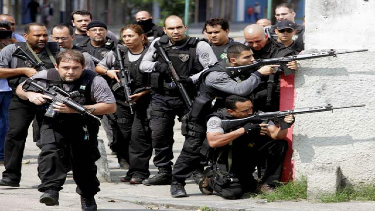 Polisi Brasil saat baku tembak dengan geng narkoba. (Net)