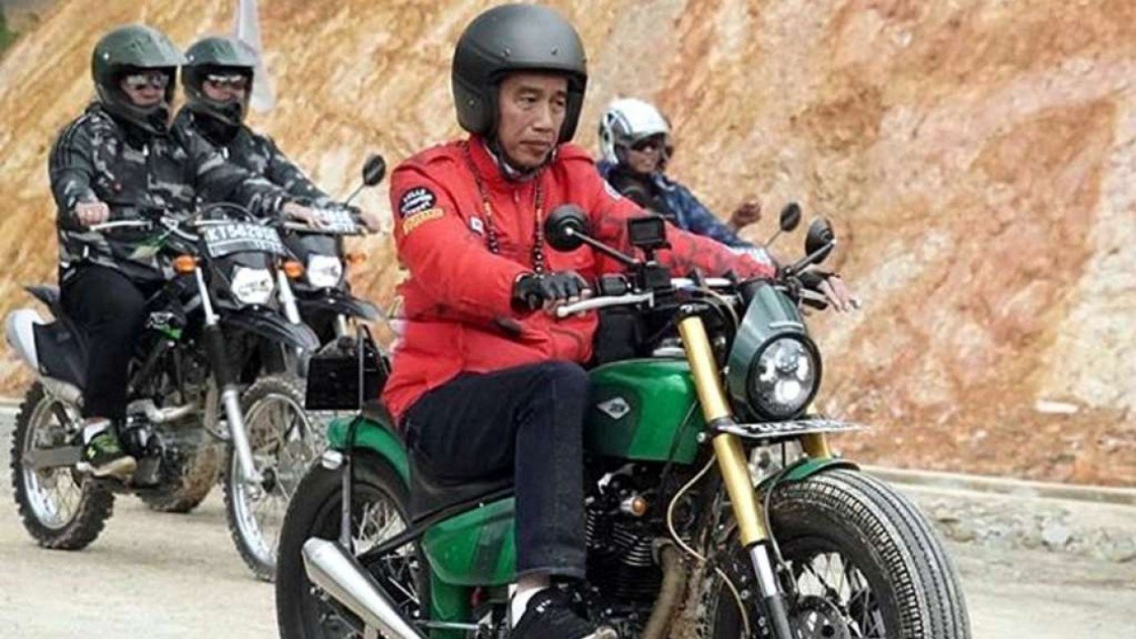 Presiden Joko Widodo (Jokowi) sedang mengendarai motor