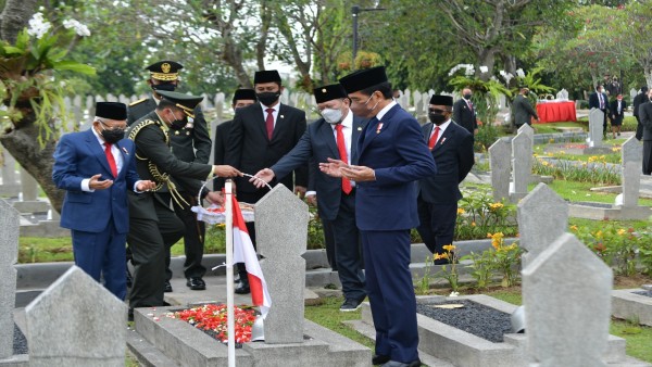 Presiden Jokowi dan Wapres Ma'ruf Amin saat ziarah di Taman Makam Pahlawan Nasional Utama Kalibata.-1636513610